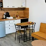 Sea La Vie Tale